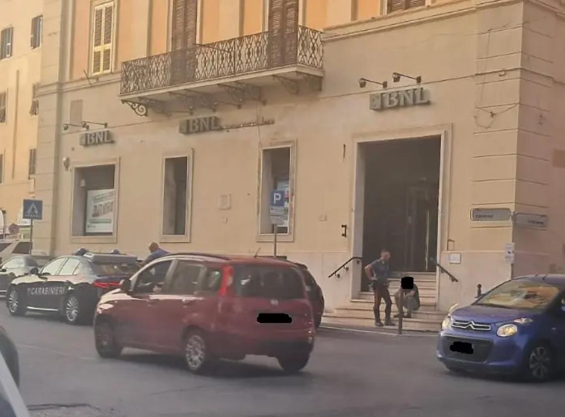 Ennesimo scontro tra le due amanti violente: bottigliate in pieno centro