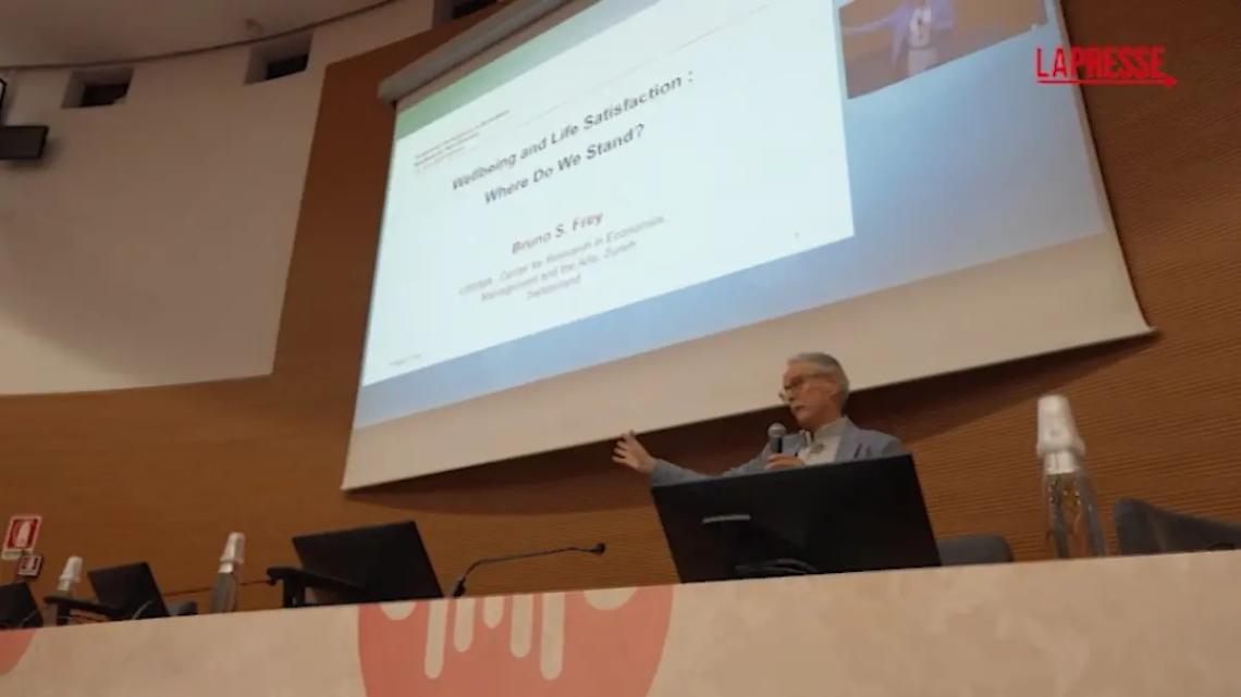 &ldquo;La democrazia sta colando a picco, dobbiamo lavorare sull&rsquo;economia politica&rdquo;