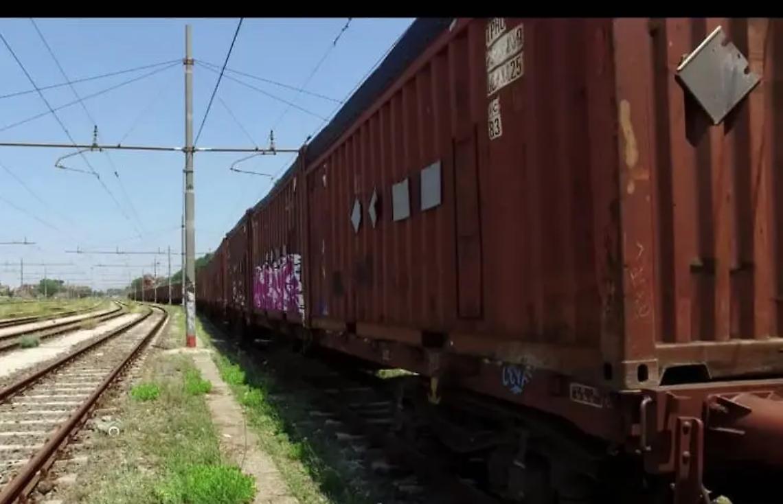 Treno carico di rifiuti fermo in stazione: &laquo;Tanfo insopportabile&raquo;
