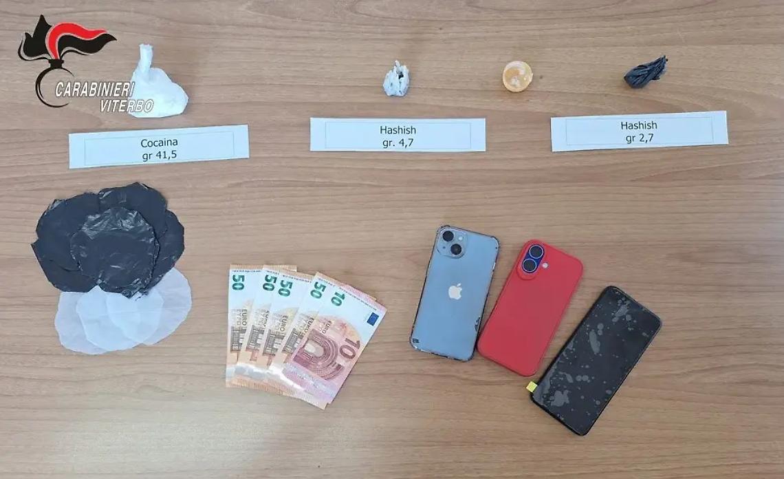 Tenta di sfuggire al controllo e lancia cocaina dal finestrino: arrestato