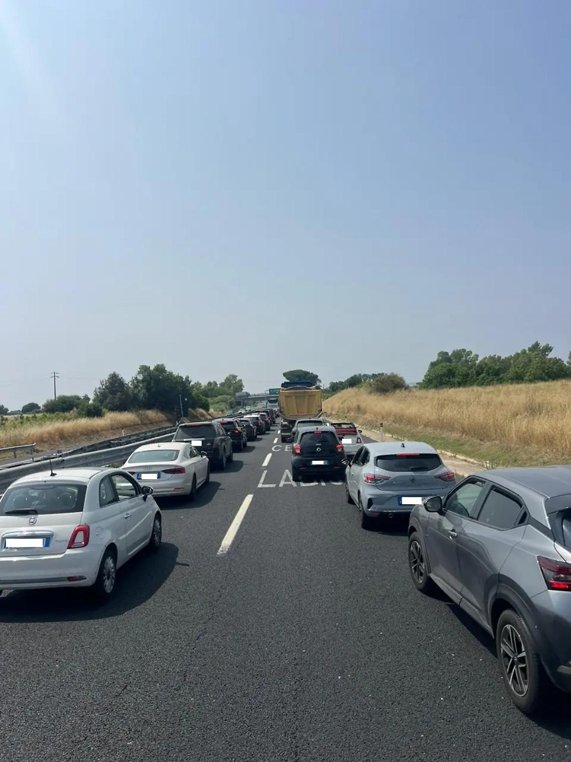 Spot in strada e un cavo elettrico sganciato: l&rsquo;A12 si blocca