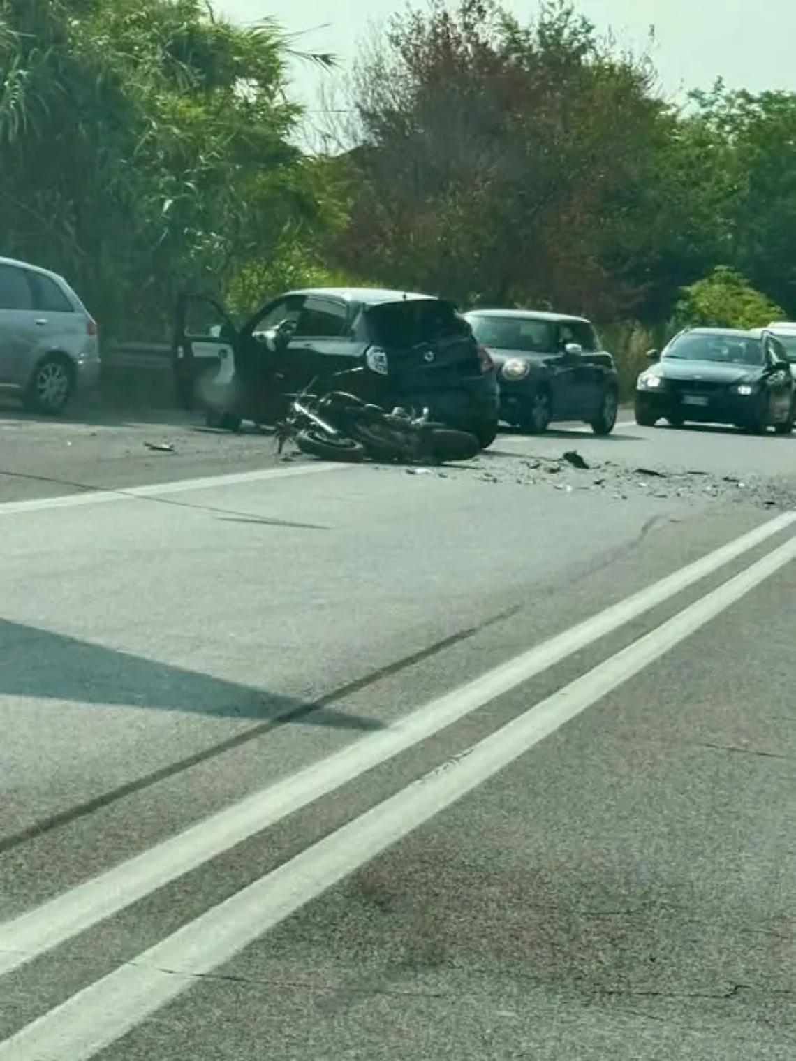 Schianto sull&rsquo;Aurelia, grave un motociclista