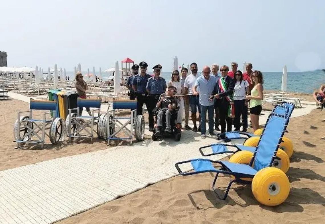 Taglio del nastro per la spiaggia inclusiva dedicata ai disabili