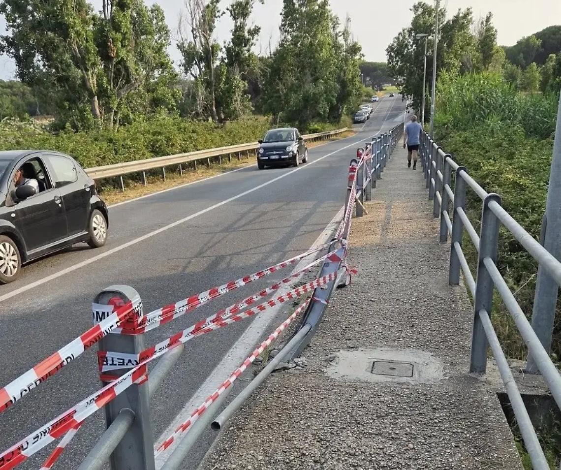 Auto sfonda la ringhiera: strada pericolosa