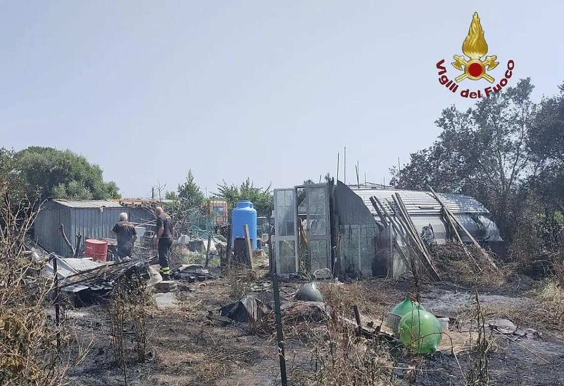 Esplode bombola Gpl abbandonata a Isola Sacra, ferito un vigile del fuoco