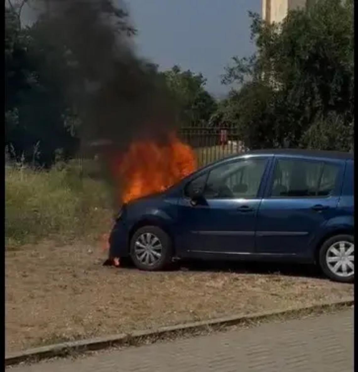 Auto avvolta dalle fiamme, paura al Granarone di Cerveteri