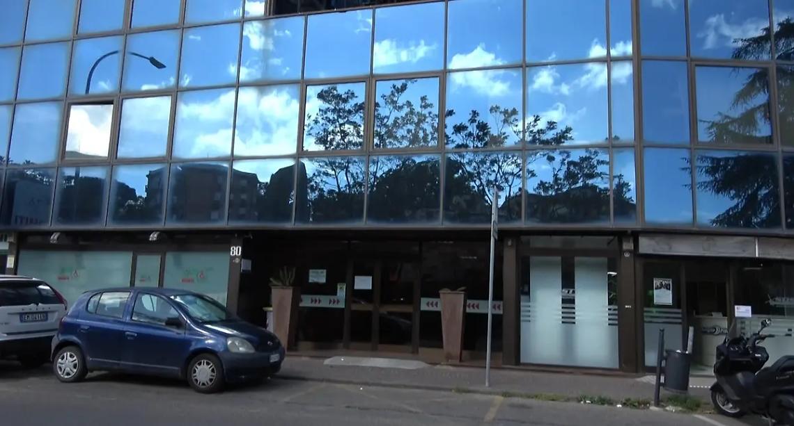 Manca l&rsquo;acqua a casa, si presenta negli uffici di Talete in accappatoio