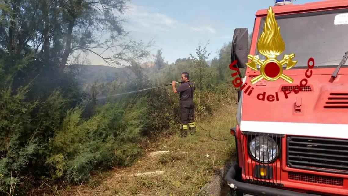 Civitavecchia, incendio lungo la Braccianese Claudia: lambite le villette