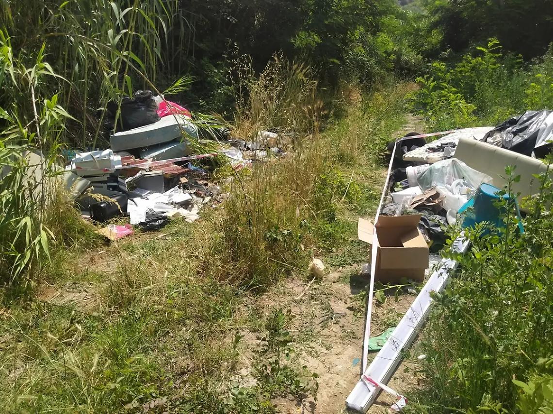 Rifiuti abbandonati, &egrave; caccia agli incivili
