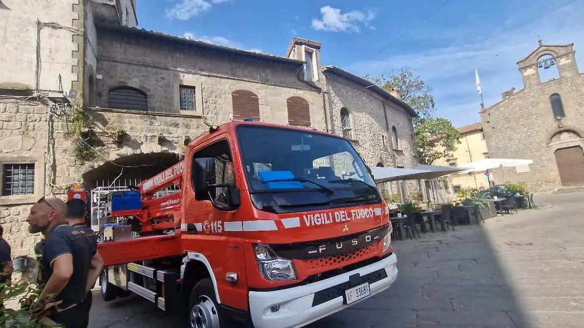 Viterbo, crolla il tetto di una palazzina in piazza del Ges&ugrave;