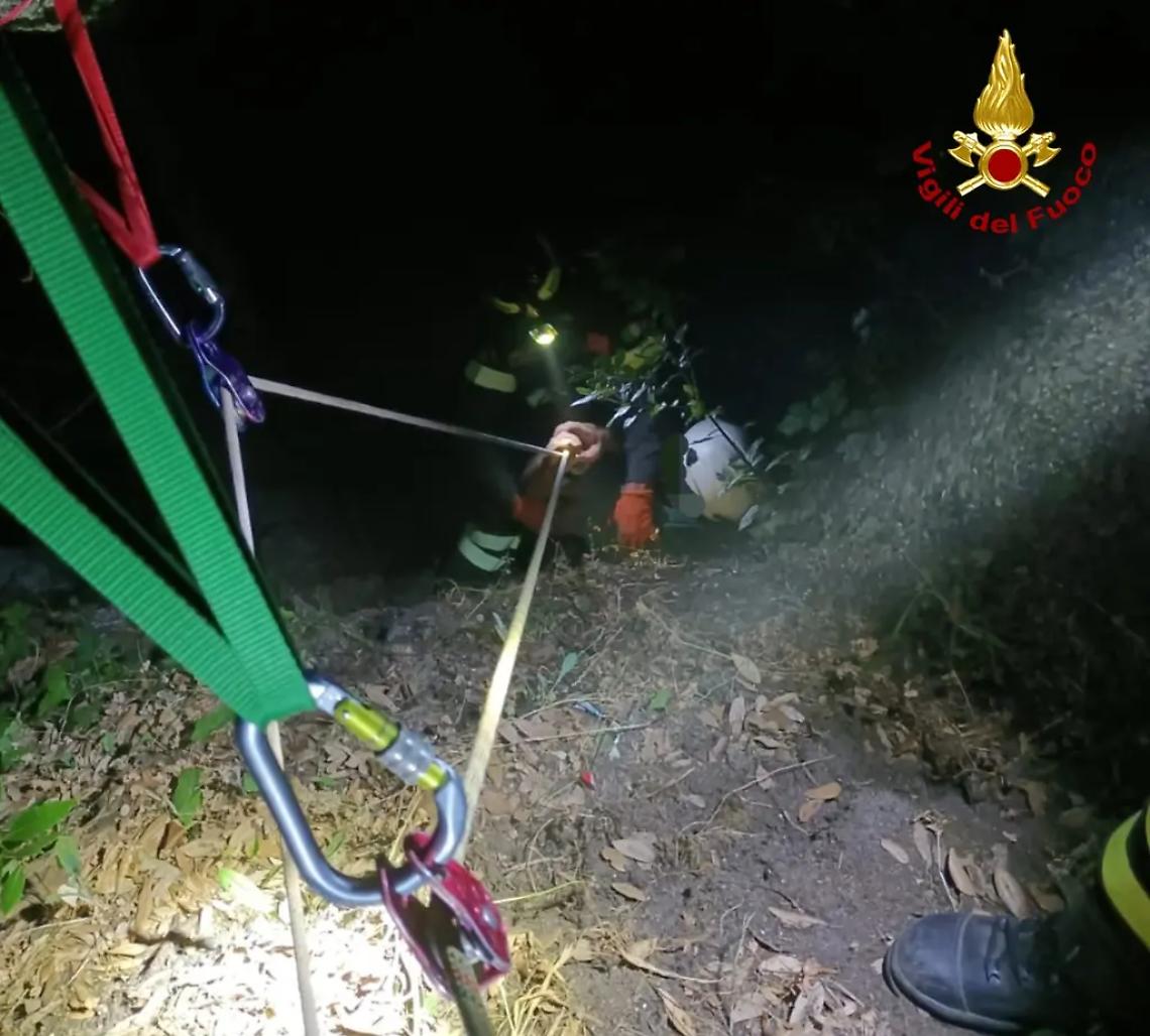 Scivola dal ponte e fa un volo di 20 metri, salvato dai vigili del fuoco