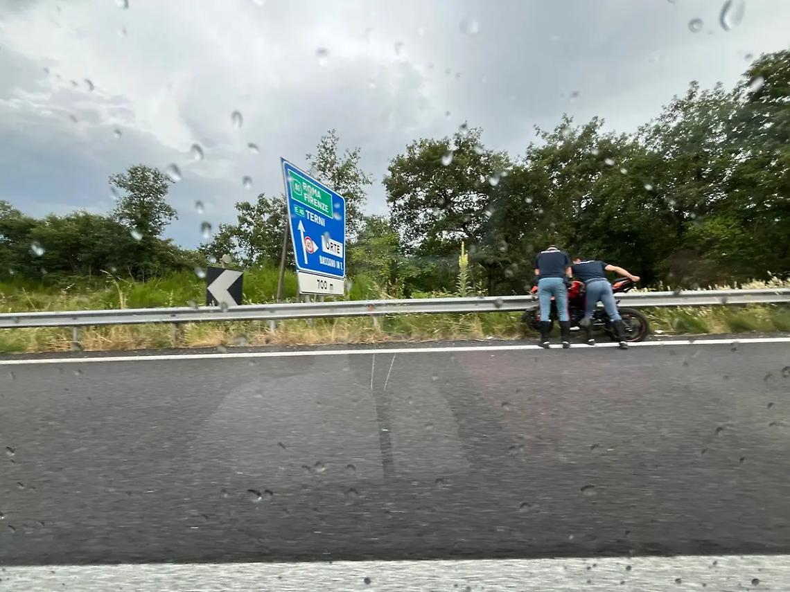 Fuori strada con la moto: muore un centauro