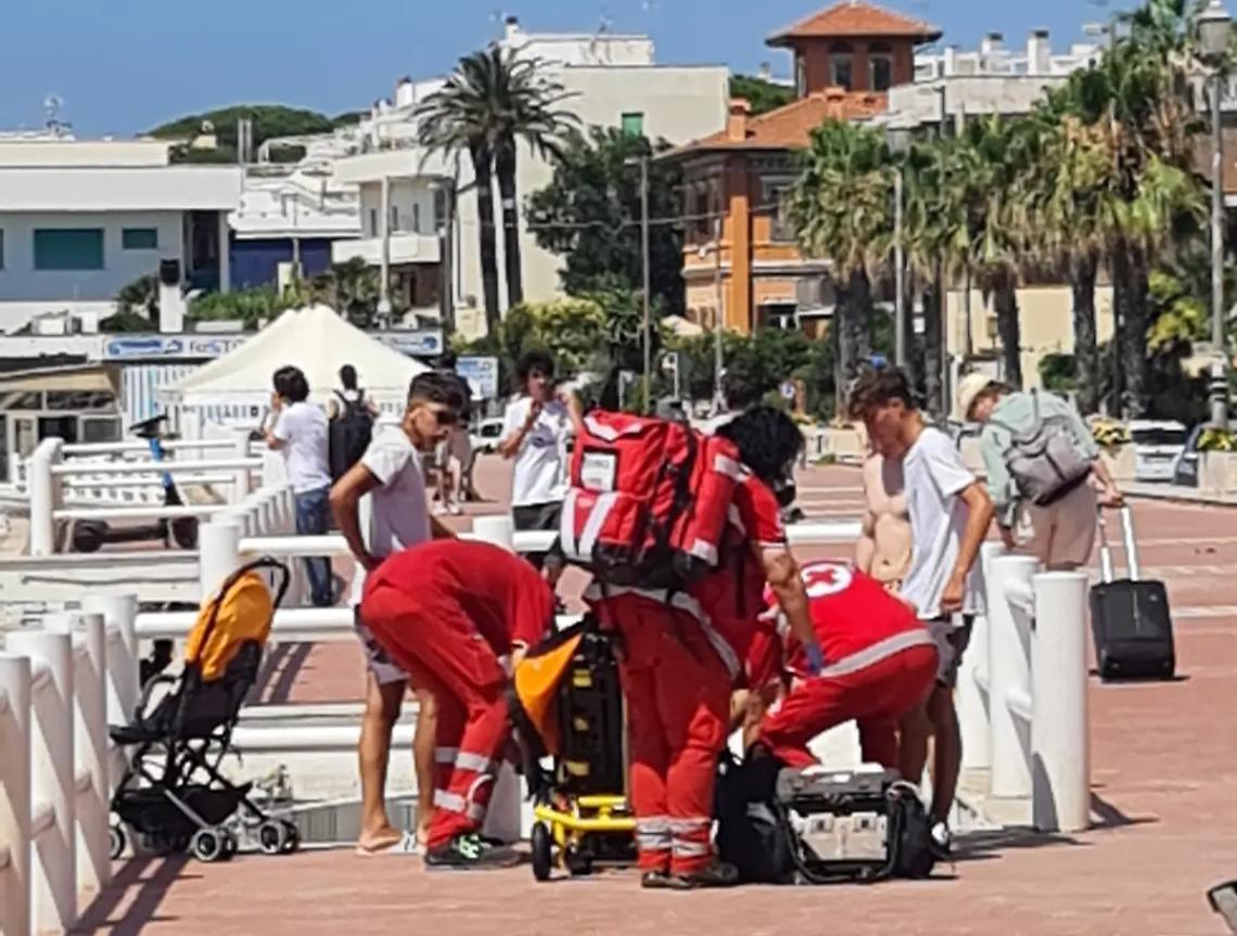 Santa Marinella, giovane rischia di annegare: salvato