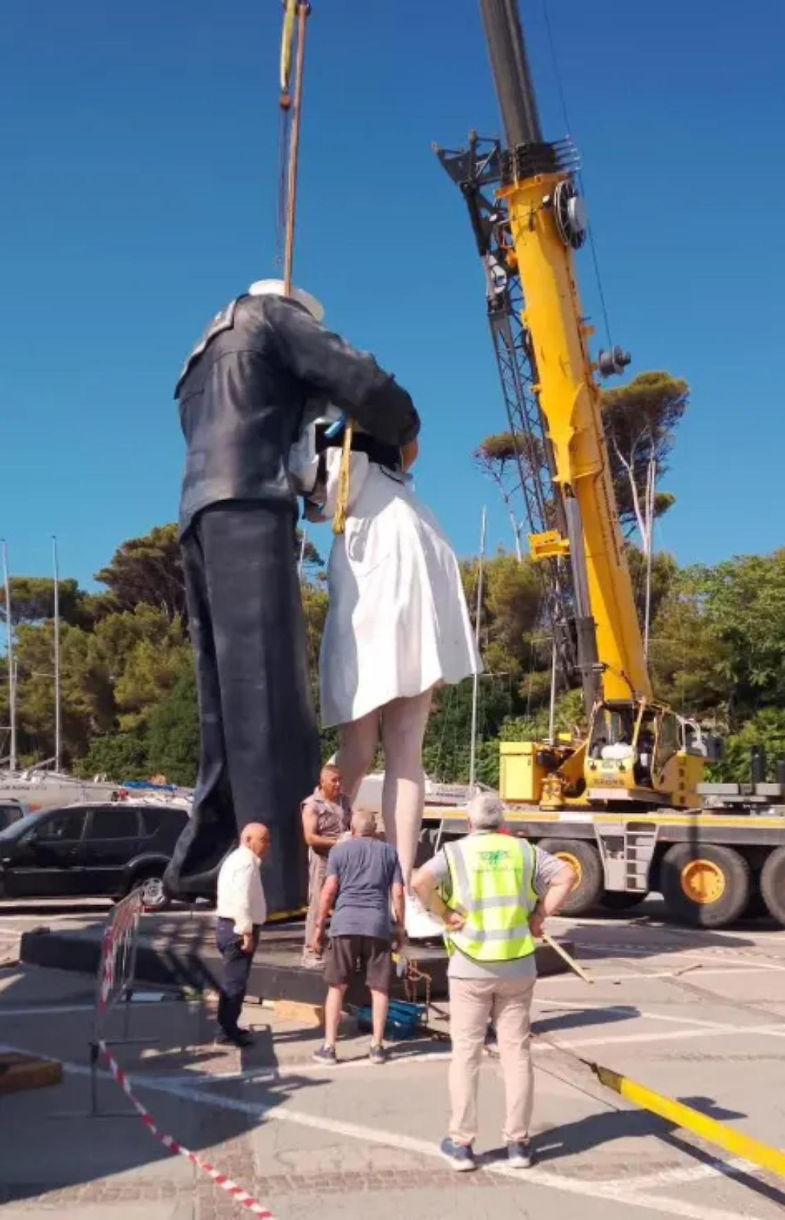 Santa Marinella, posizionata la Statua del bacio