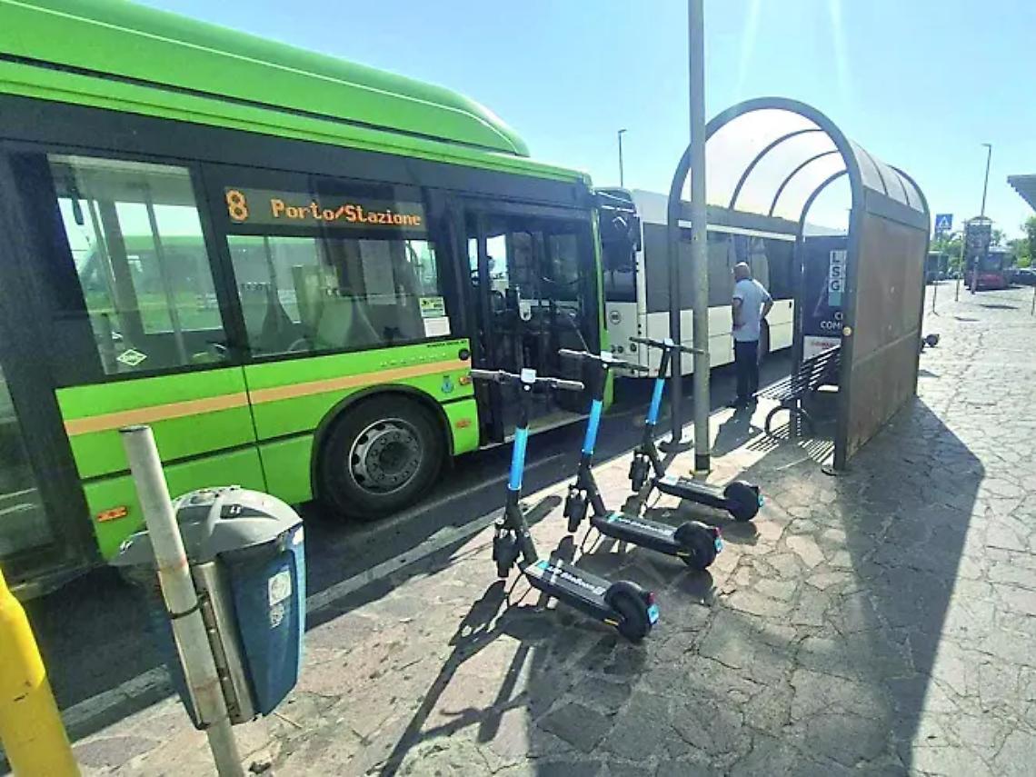 Monopattini selvaggi e mastelli al sole