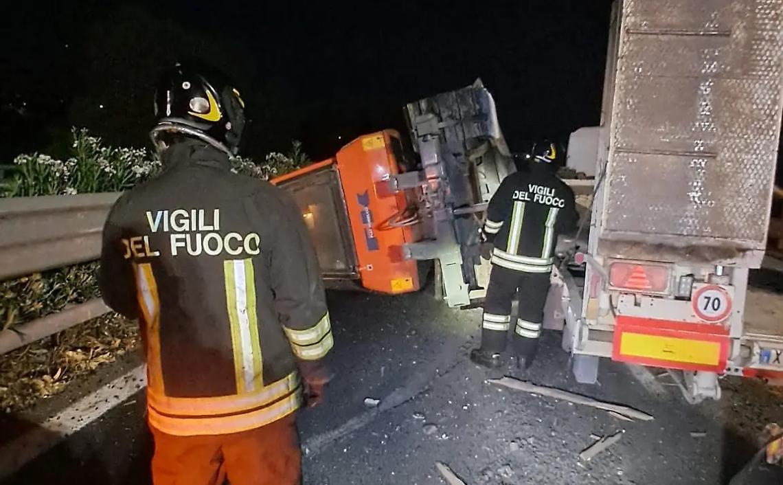 Autoarticolato perde il controllo: incidente sull&rsquo;autostrada
