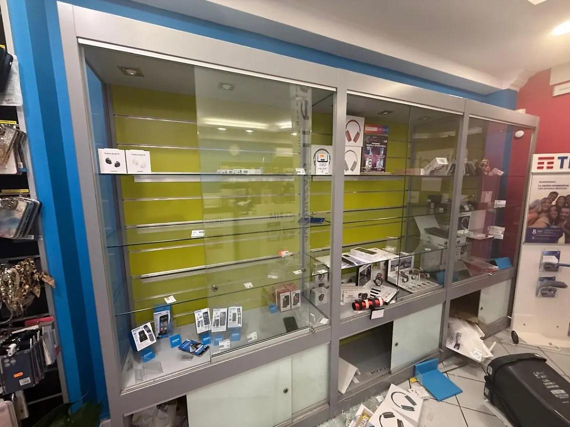 Cerveteri, furto in un negozio di telefonia