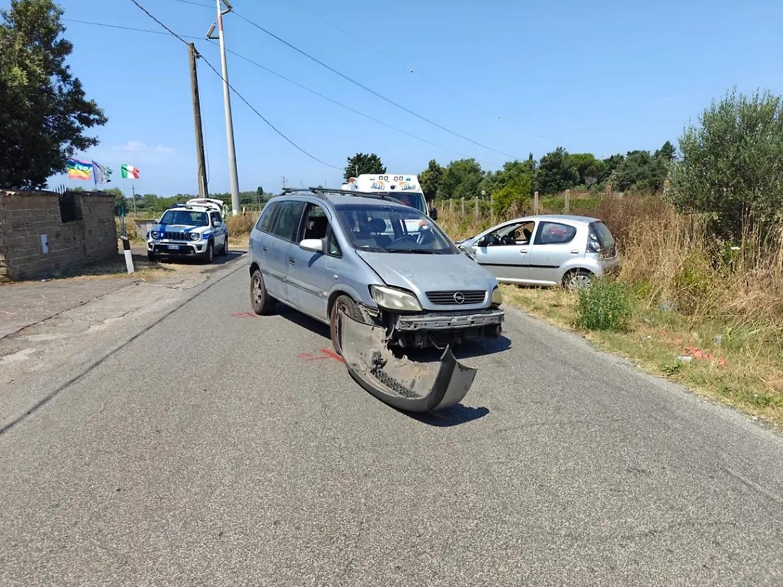 Schianto frontale in via di Zambra: 25enne in ospedale
