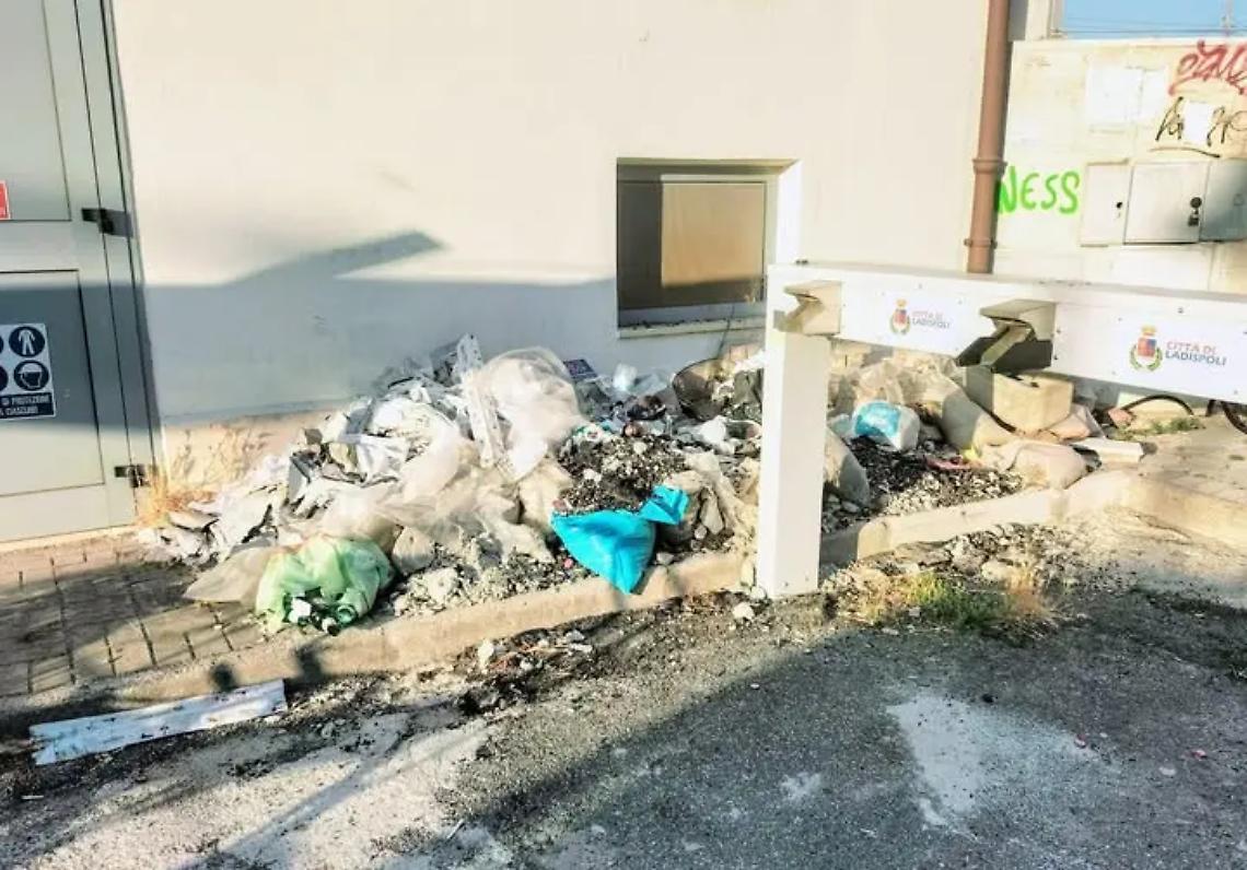 I rifiuti ancora in stazione, chiesta una bonifica