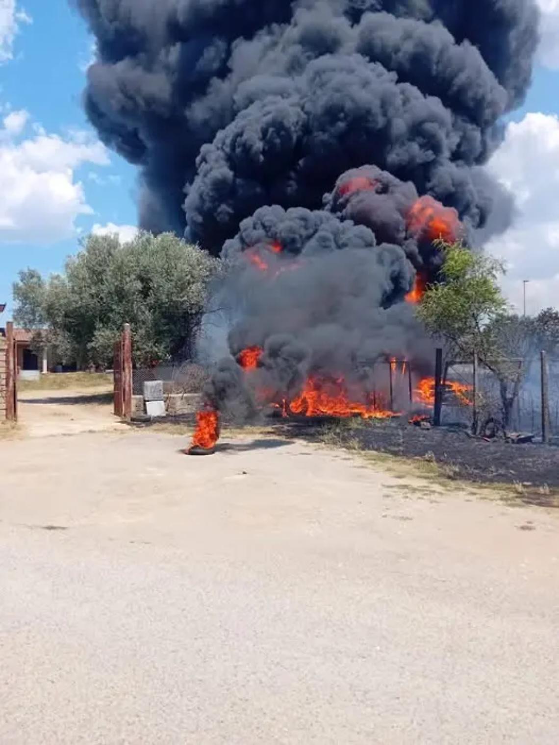 &laquo;Incendio pneumatici, verifiche dei carabinieri su deposito e atti&raquo;