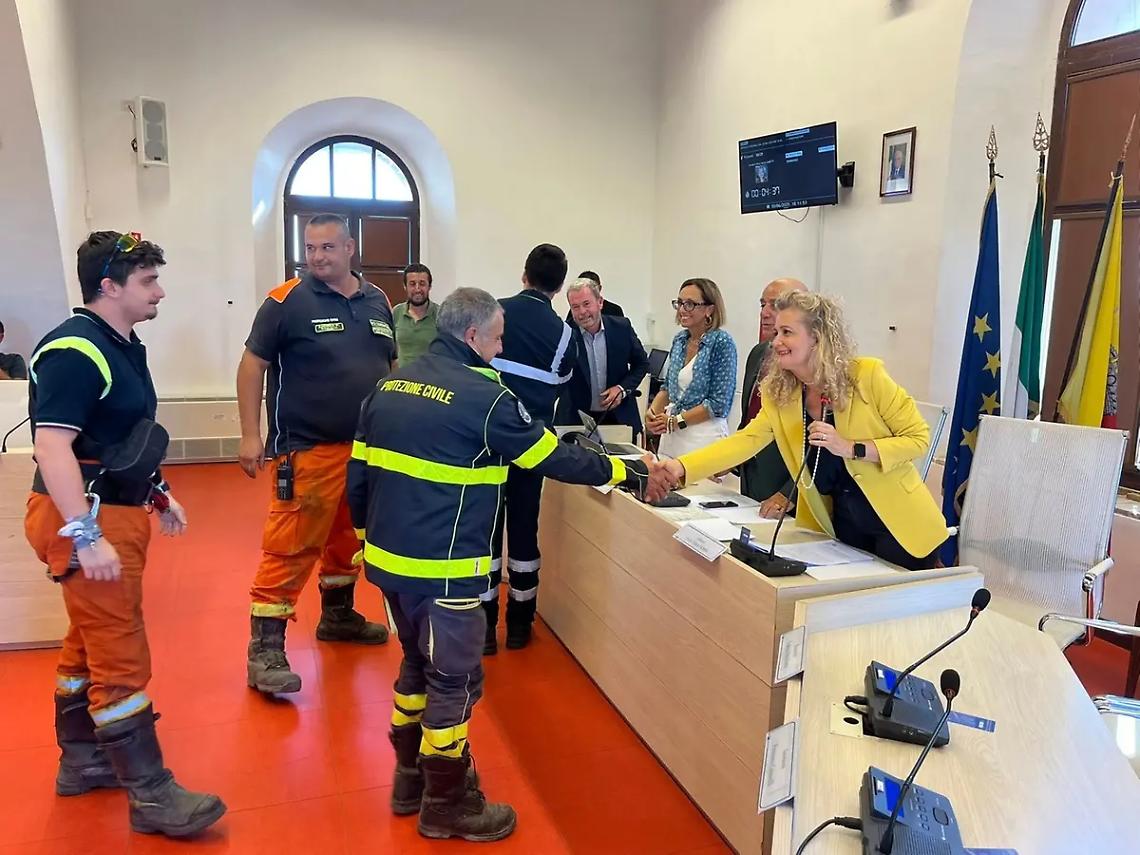 Dopo l&rsquo;inferno di fuoco, il grazie della citt&agrave; ai suoi angeli della Prociv