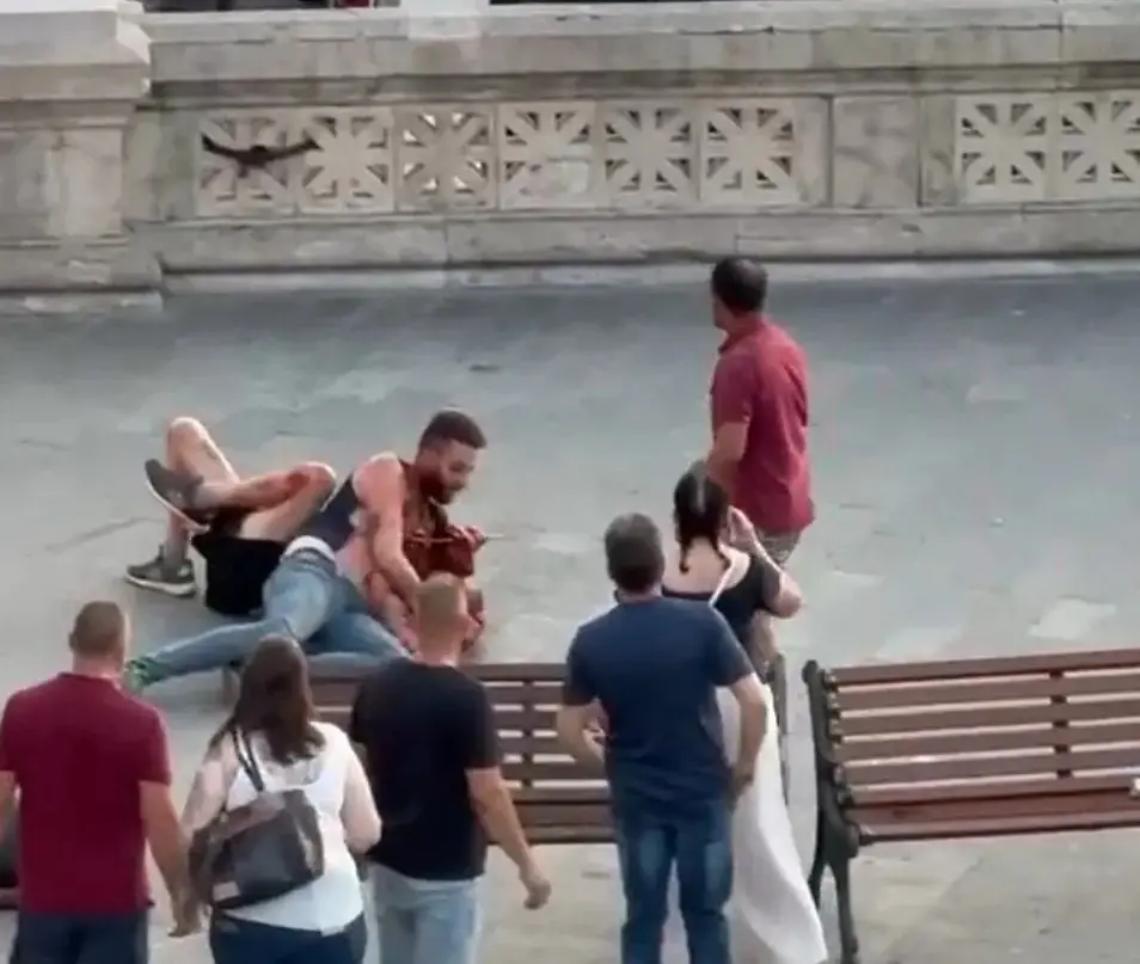 Calci, pugni, manganellate e coltello: violenta lite in centro a Tarquinia