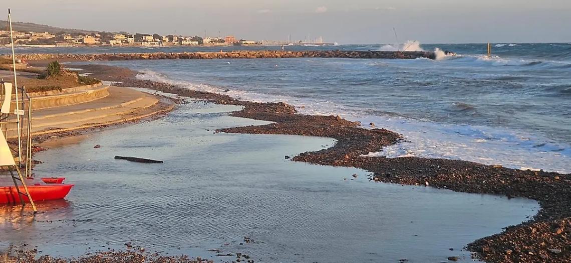 Mareggiata alla Marina, la nuova spiaggia gi&agrave; sparita: &egrave; polemica