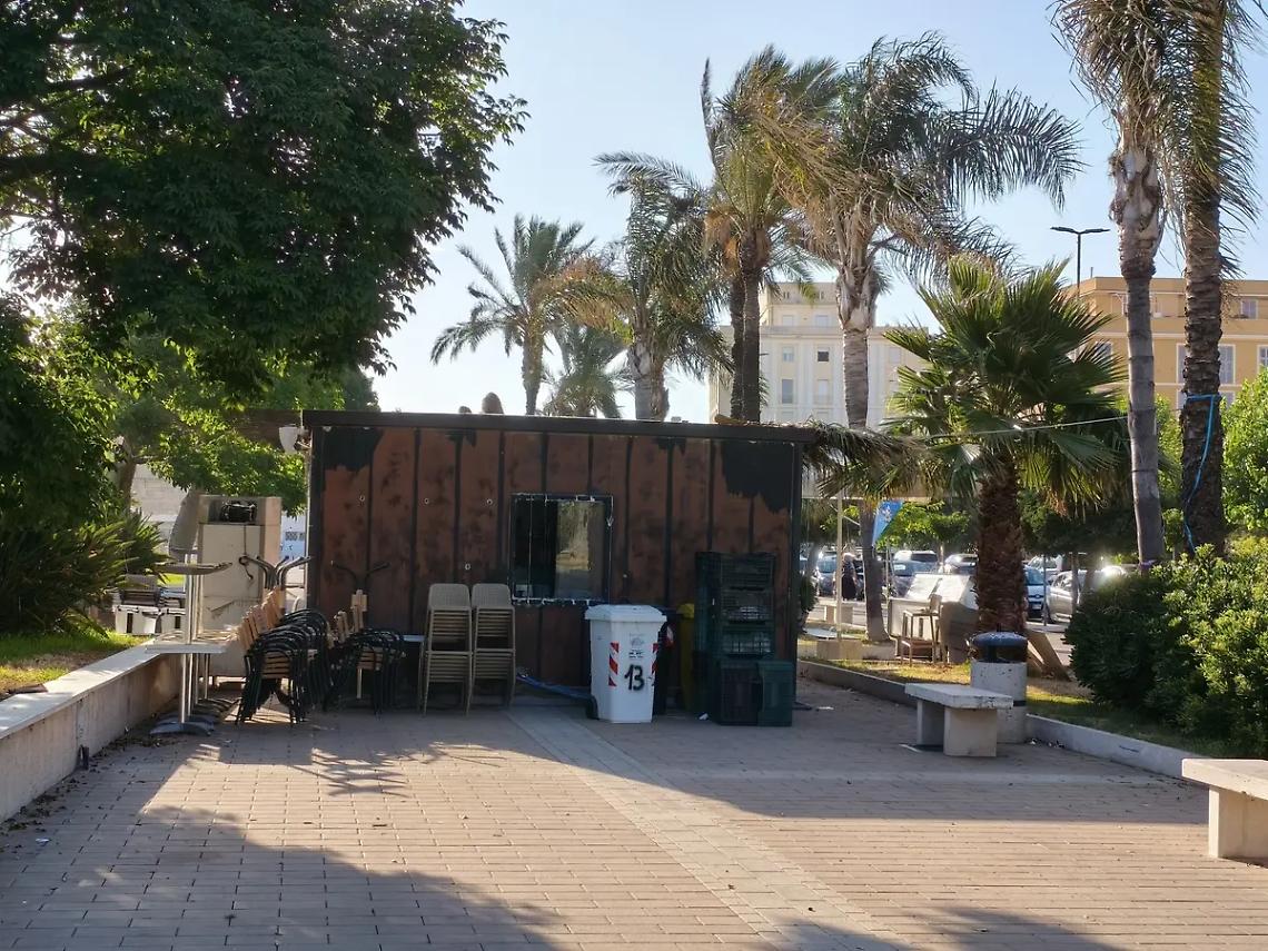 Esposto contro il chiosco sul lungomare: &laquo;&Egrave; una bruttura, va rimosso&raquo;