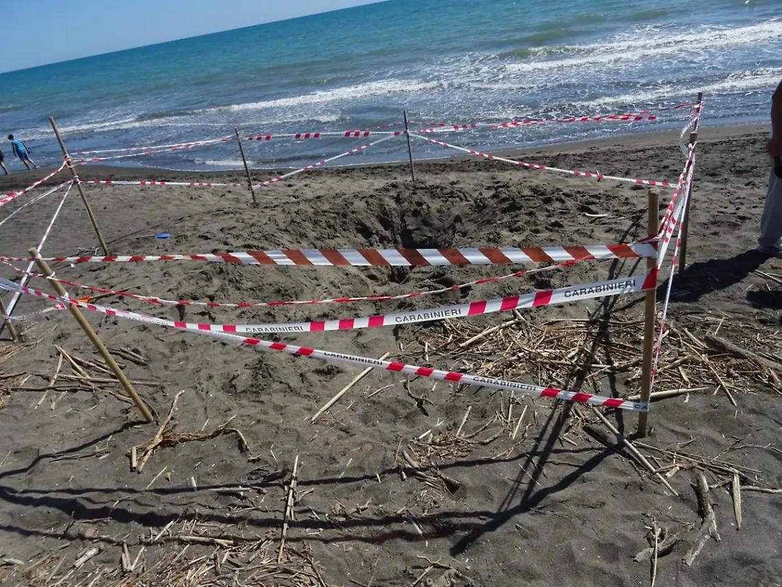 Diciassettenne morto soffocato sotto la sabbia a Montalto, il pap&agrave;: &ldquo;Non ha gridato&rdquo;