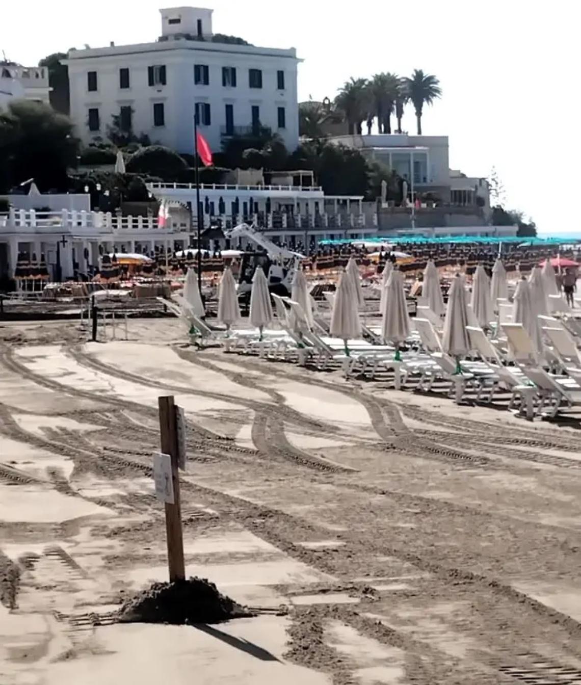 Nubifragio, lo stabilimento Trieste travolto da un fiume d&rsquo;acqua