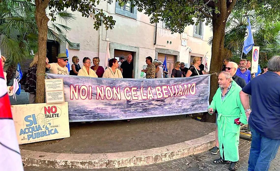 Viterbo: in piazza in accappatoio per l'acqua pubblica