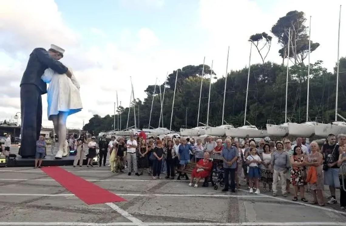 Fiorelli: &laquo;Statua del bacio a Santa Marinella, i nomi dei benefattori rimangono avvolti nel mistero&raquo;
