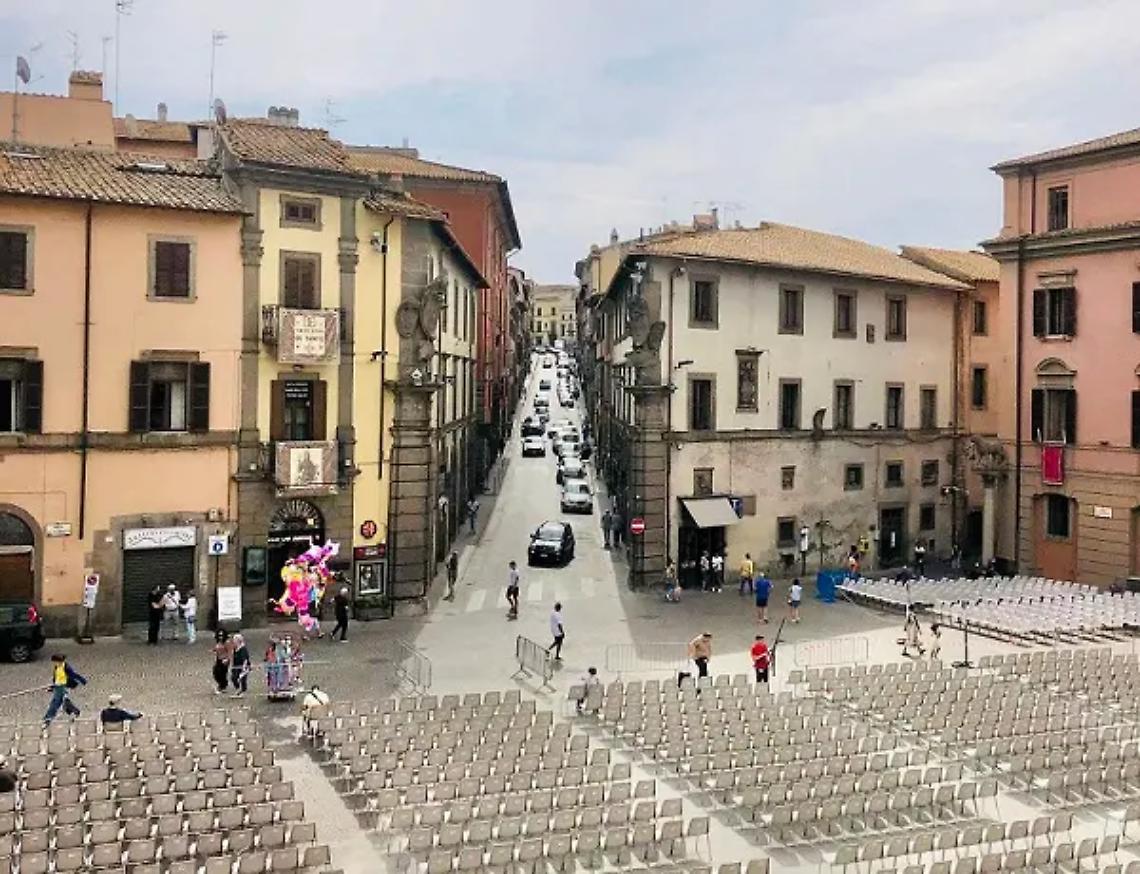 Trasporto della macchina di S. Rosa: sedie in piazza del Plebiscito