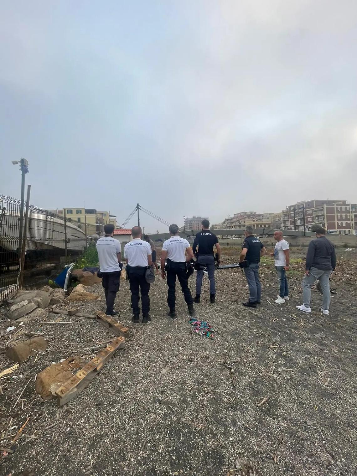 Fal&ograve; e degrado in spiaggia: scatta il blitz