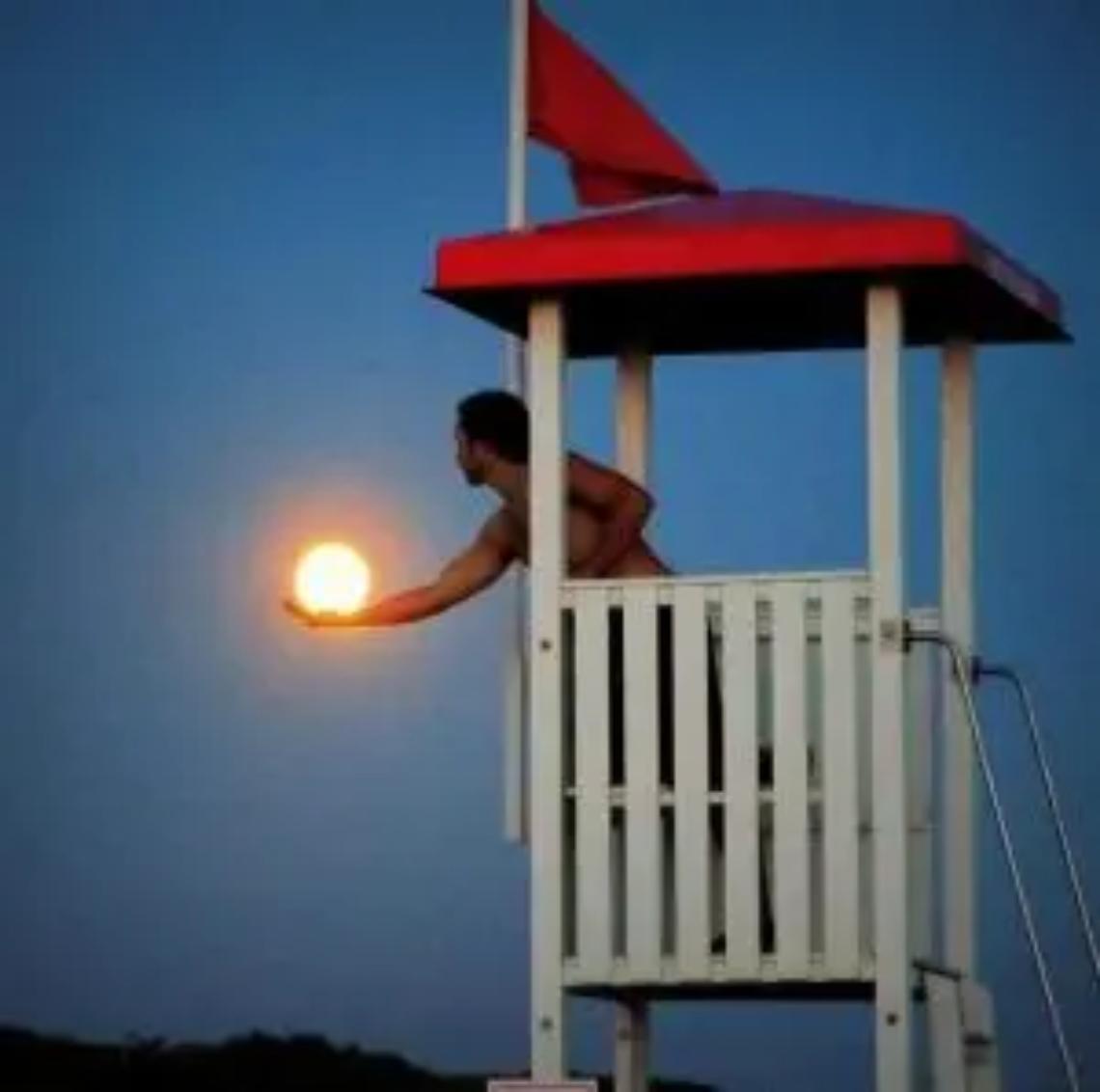 Padre e figli salvati grazie alla prontezza del bagnino