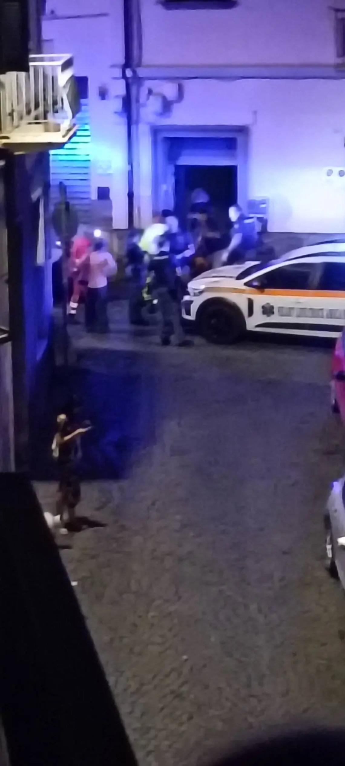 Viterbo, si barrica in casa e d&agrave; in escandescenze