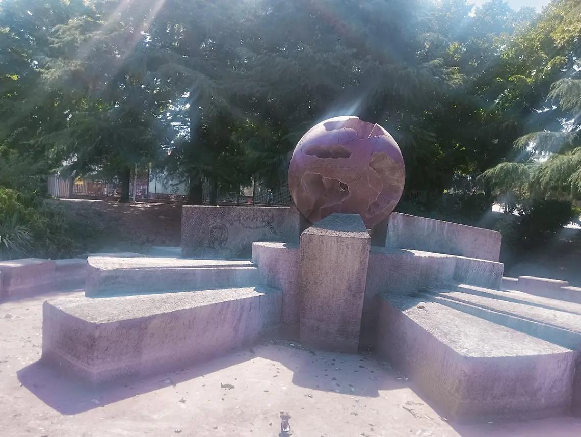 Viterbo, Fontana sfera di nuovo vandalizzata