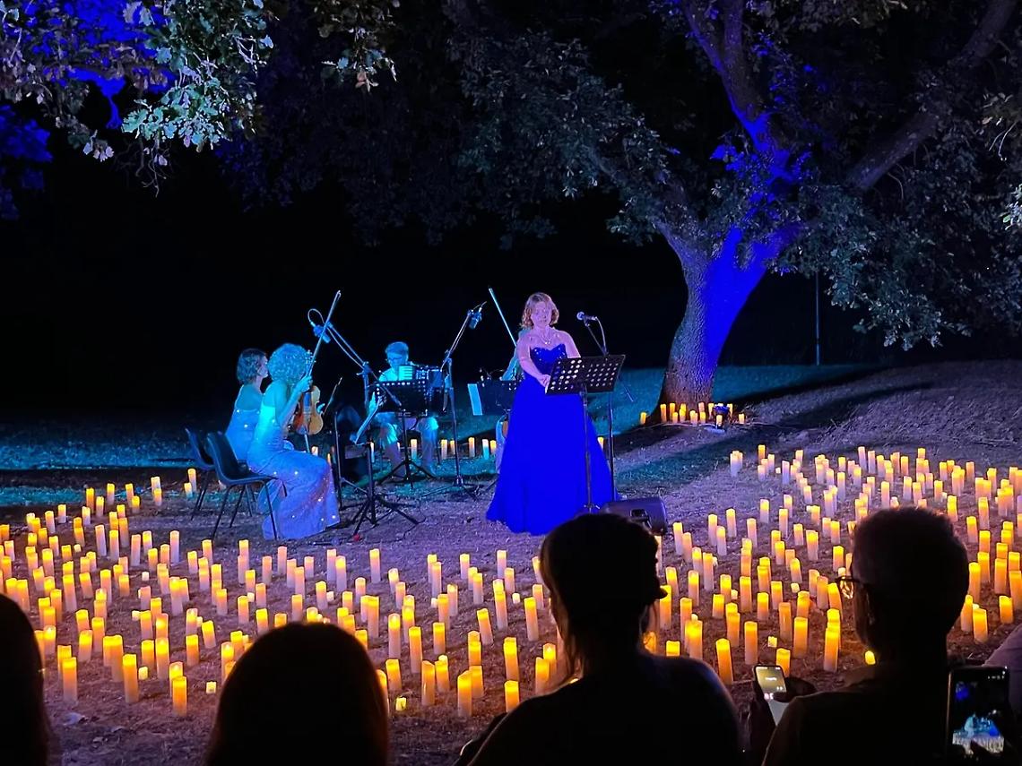 &ldquo;Le Capinere&rdquo; accendono la Necropoli, applausi ed emozioni sotto le stelle