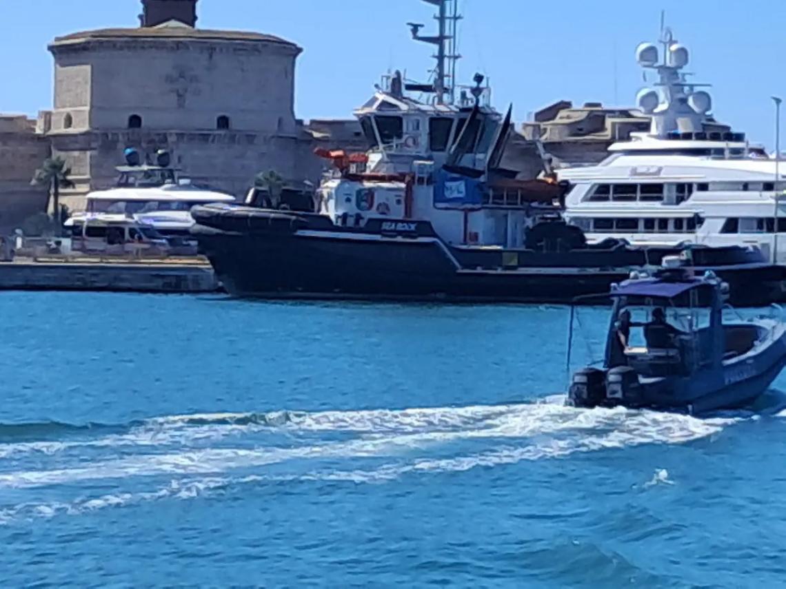 Malore a bordo dello yacht: Capitaneria e ambulanza in azione al porto di Civitavecchia