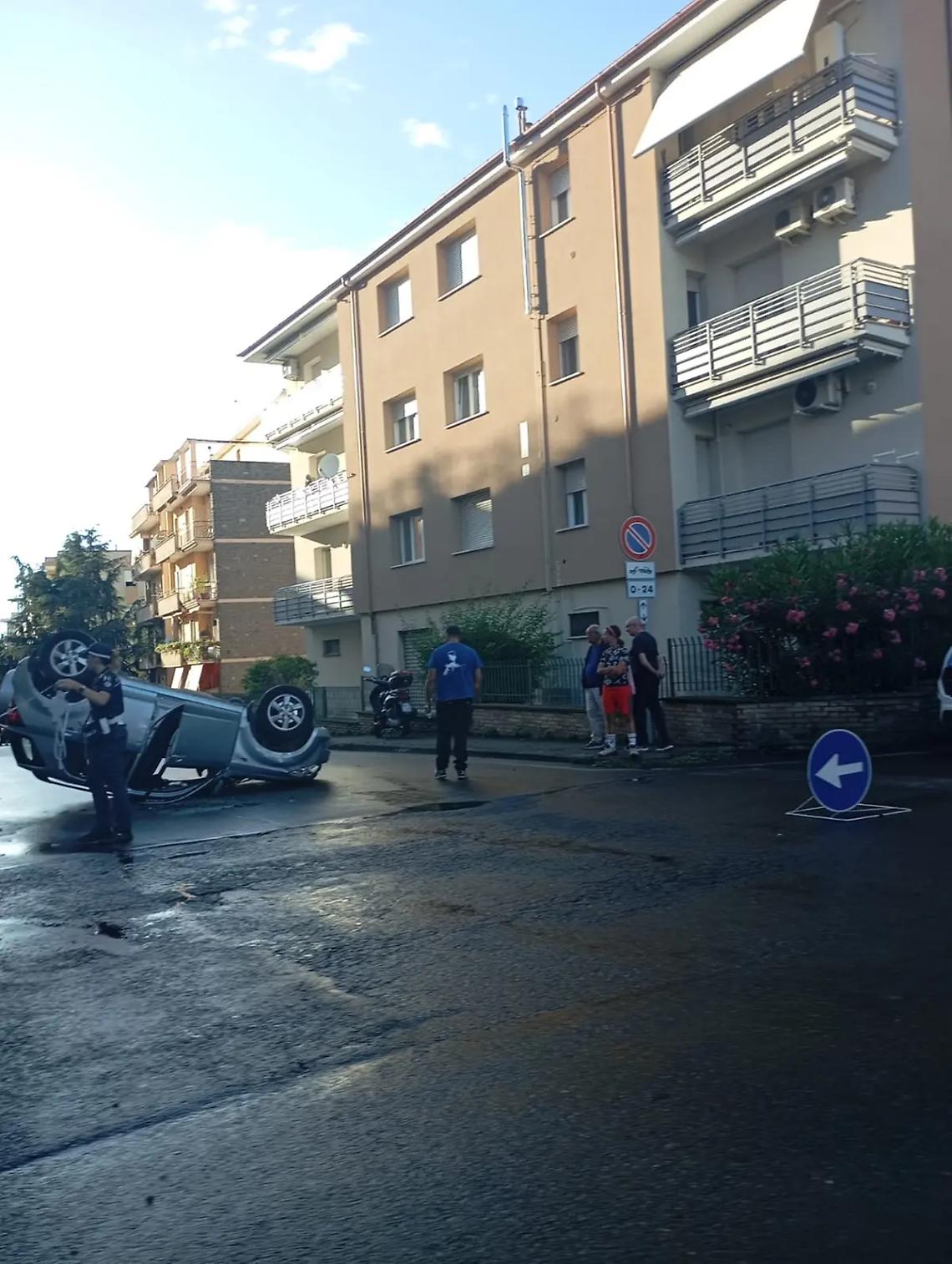 Viterbo: scontro frontale all&rsquo;incrocio, un&rsquo;auto si ribalta