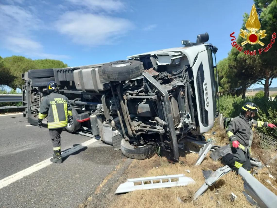 Camion si ribalta sull&rsquo;autostrada A12: intervento dei Vigili del fuoco e traffico deviato