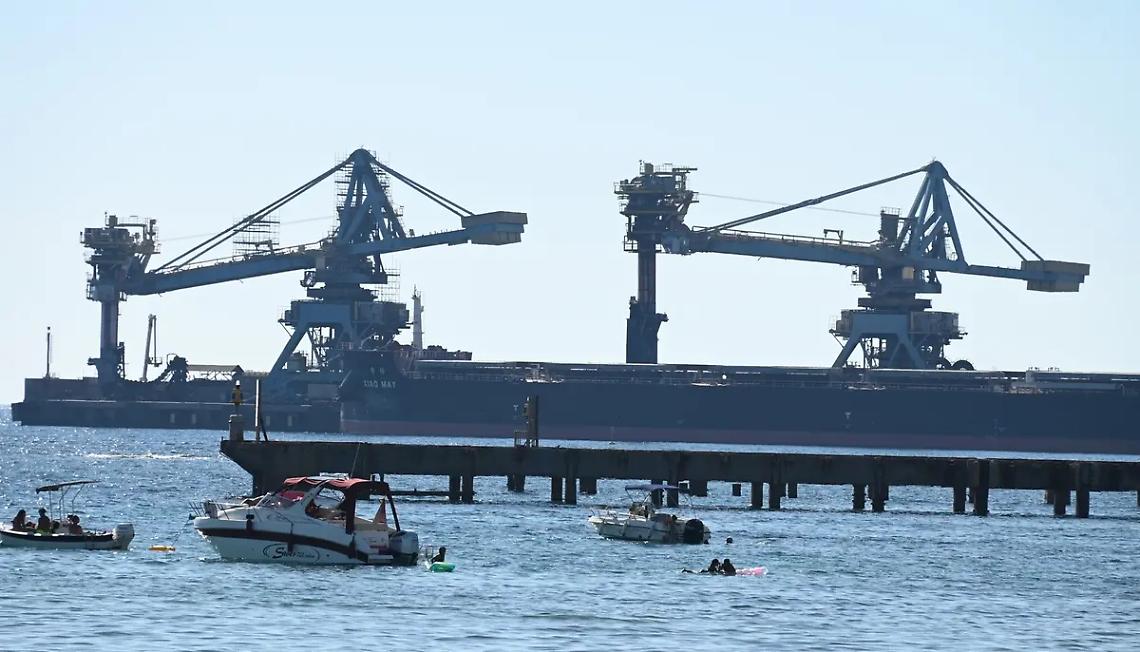 Silenzio e spettro licenziamenti: preoccupato il Pd