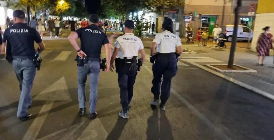 Mala movida, scattano controlli e multe sul litorale: stabilimento sanzionato dopo il blitz della Polizia