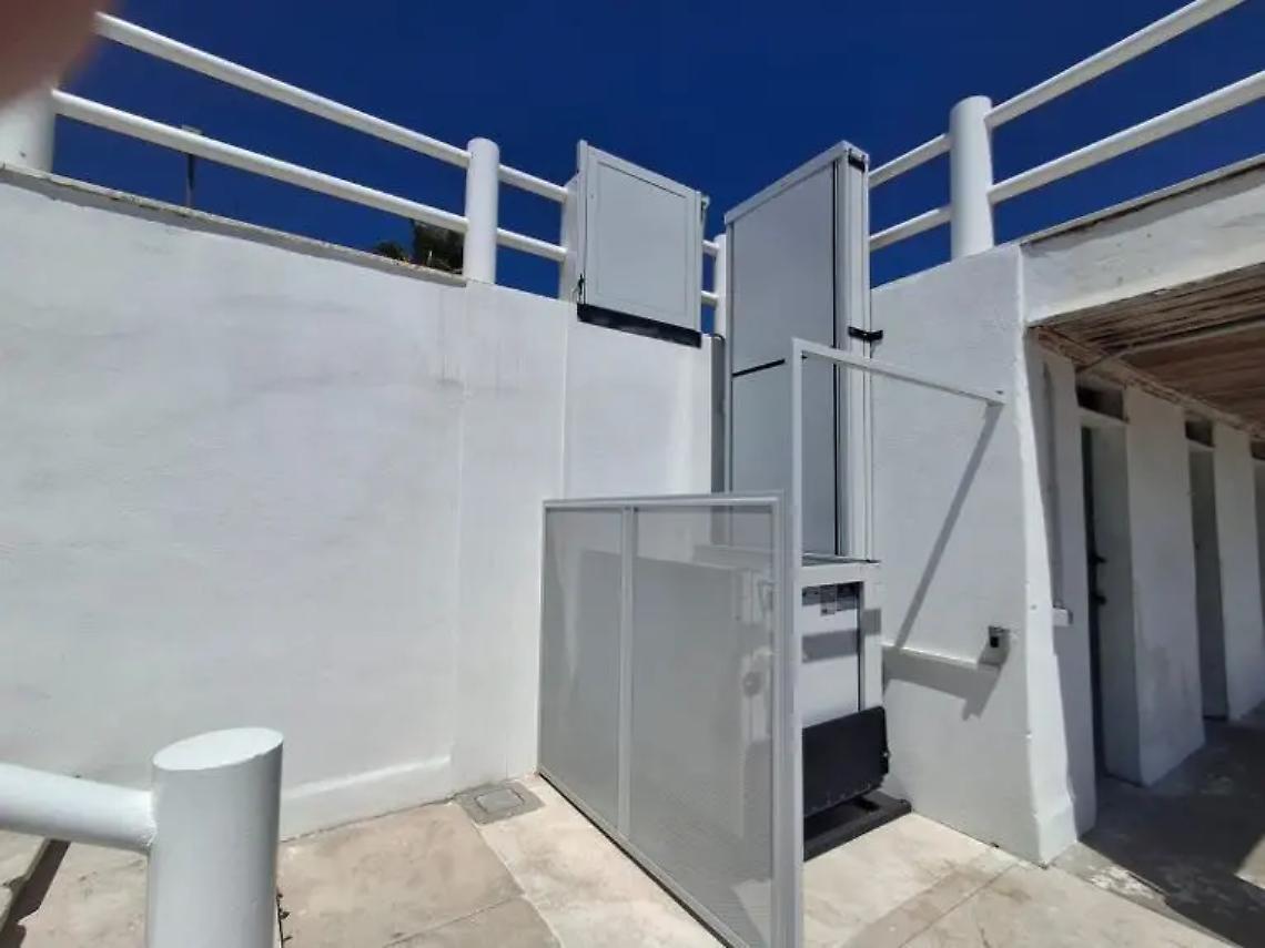 Santa Marinella, elevatore per disabili per accedere alla spiaggia della Passeggiata a mare