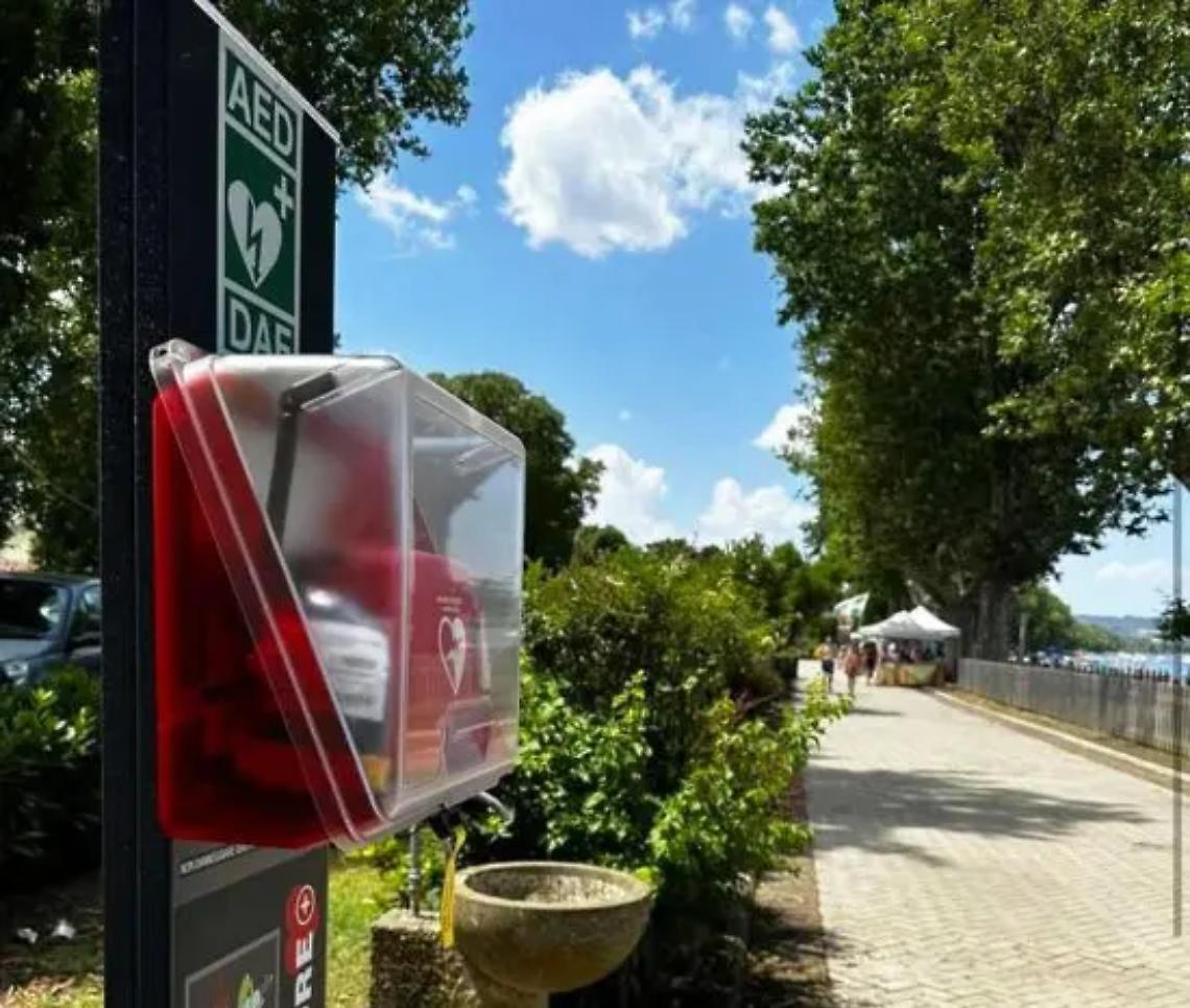 Villeggianti salvano la vita a una turista con il defibrillatore