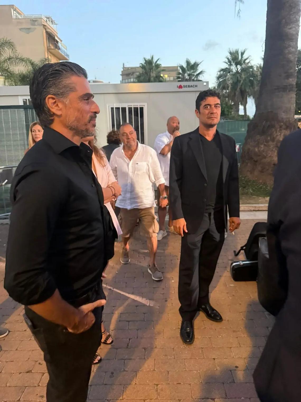 Arte, parata di stelle: c&rsquo;&egrave; anche Scamarcio. E le esposizioni degli artisti resteranno fino al 31 agosto