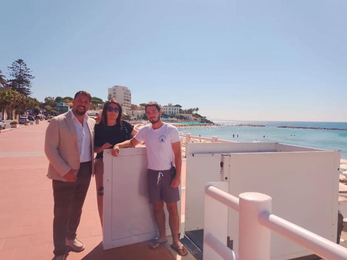 Operativo l&rsquo;elevatore per disabili per accedere alla spiaggia della Passeggiata a mare