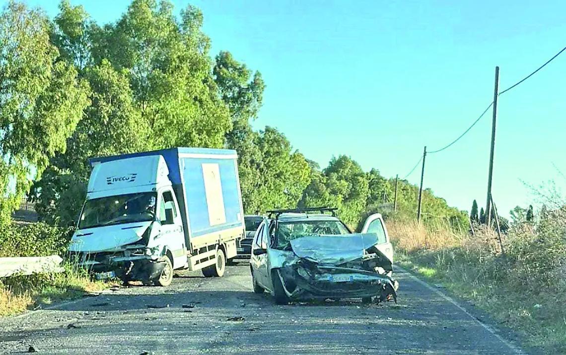 Ancora incidenti sulla strada pericolosa: scontro camion-auto su via del Casale di Sant&rsquo;Angelo