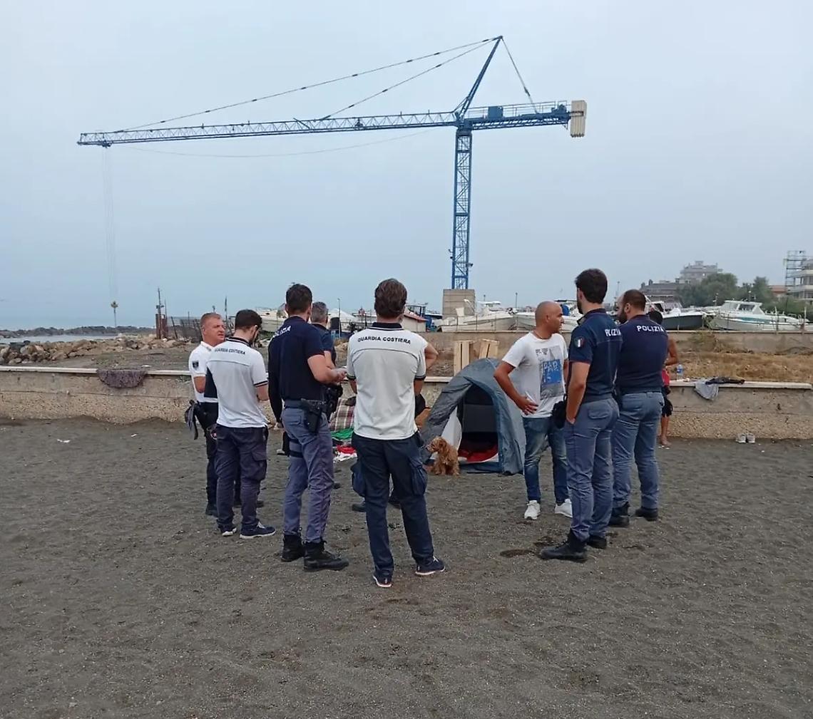Bivacchi e fal&ograve;, blitz interforze in spiaggia