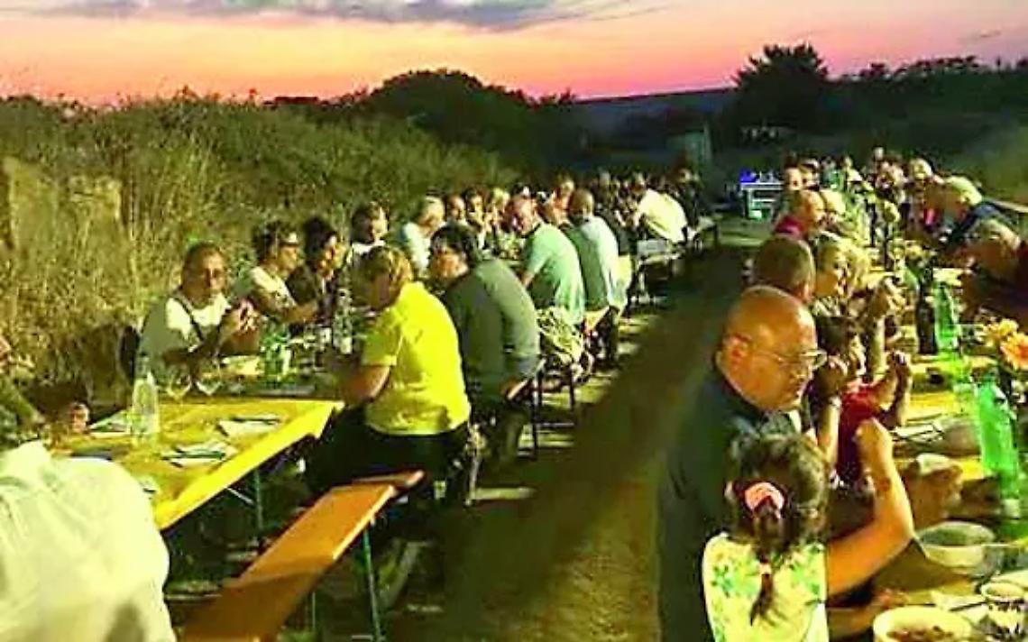 Stelle, vino e passione: stasera ad Allumiere cena in vigna sotto le stelle con Tommaso Vernace e Daniele Orieti